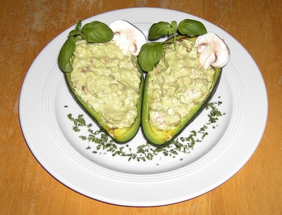 Bild der mit Avocado-Champignon-Creme gefüllten Avocado