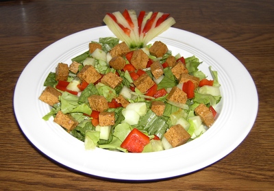 Foto von marinertem Tofu mit Salat