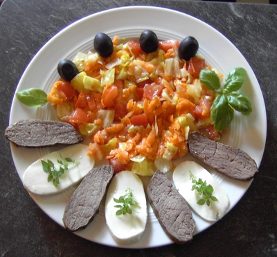 Foto des Straußenfilets mit Salat und Mozzarella